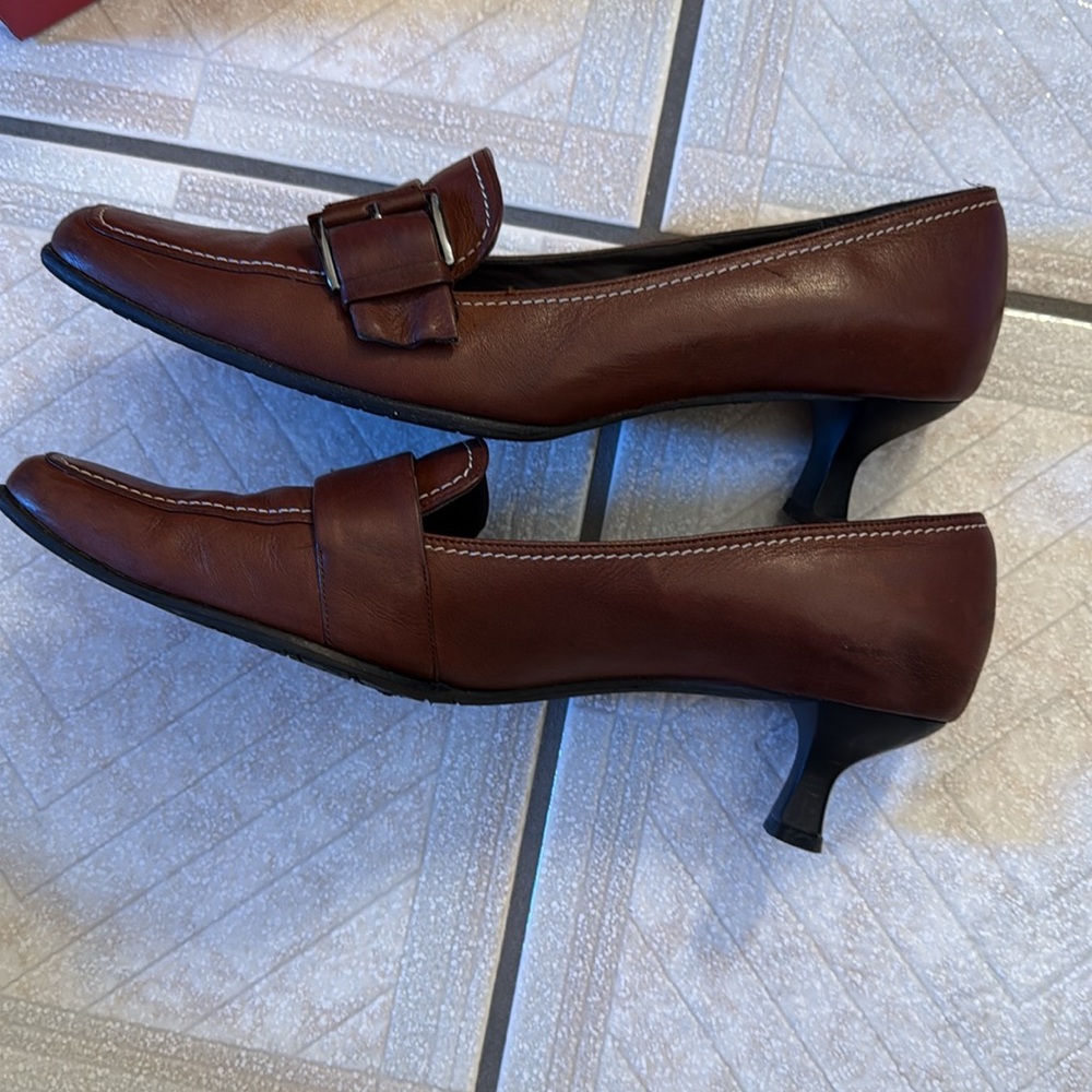 Woman’s size 10 brown leather heels with beautiful silver buckle and stitching - Picture 5 of 11